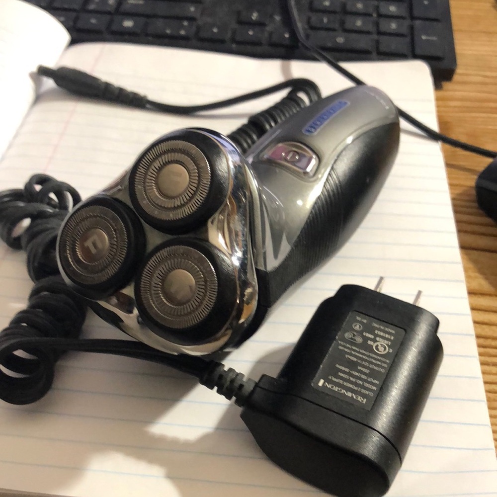 Remington 5150 Black and Silver Rotary Shaver with Charger
